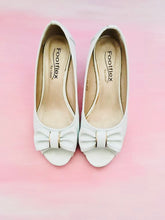 Load image into Gallery viewer, Vintage Lotus Ladies white leather patent shoe Size 5