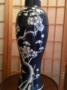 Antique, Blue & White Chinese Vase,Kangxi period (1662-1722)